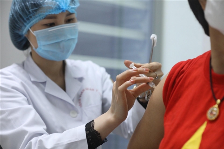 Đối tượng tiêm vaccine trên địa bàn thành phố Phú Quốc là 127.607 người, trong đó có khoảng 60.000 người là cán bộ, nhân viên, người lao động làm việc trong các khu du lịch, khu vui chơi giải trí. (Nguồn ảnh: vtc.vn)